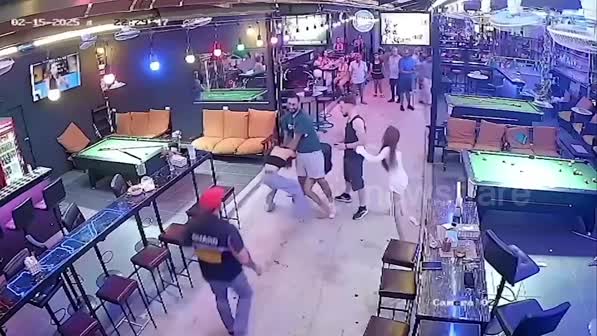 Ghen tuông, 2 cô gái đánh nhau dữ dội trong quán bi-a